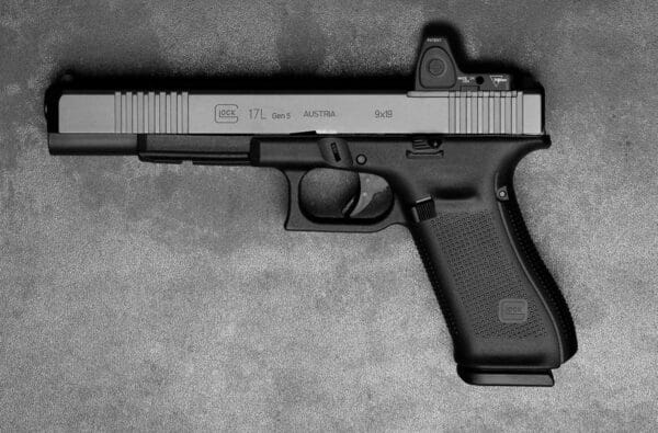 GLOCK G17L Gen5 MOS Long Slide Pistol GLOCK G17L Gen5 MOS Long Slide Pistol with Optics
