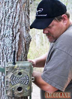 Kevin Reese sets up the SpyPoint Live 3G Trail Camera