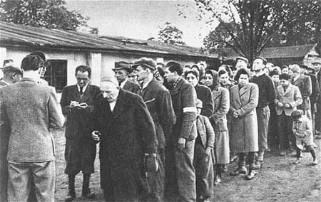 Jews registering with the NAZIS