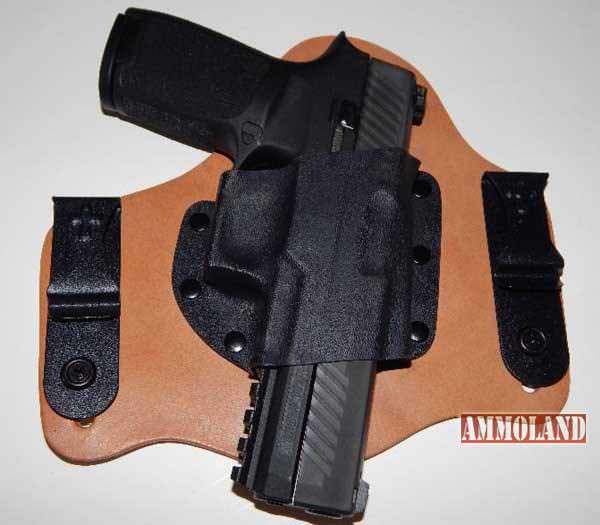 CrossBreed SuperTuck holstering the Sig Sauer P320