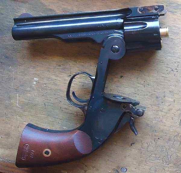 A 44 mag round is to big to chamber in a 44-40. A 44 mag round is to big to chamber in a 44-40.