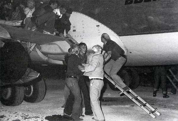 In this rare picture, we see the SAS Major Alastair Morrison (on the ladder) and Sgt Barry Davies (on 'wing) and facilitate the' evacuation of the hostages. Note the operators GSG9 on the other side of 'unit