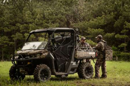 Defender Mossy Oak Hunting Edition HD10 - Lifestyle resized