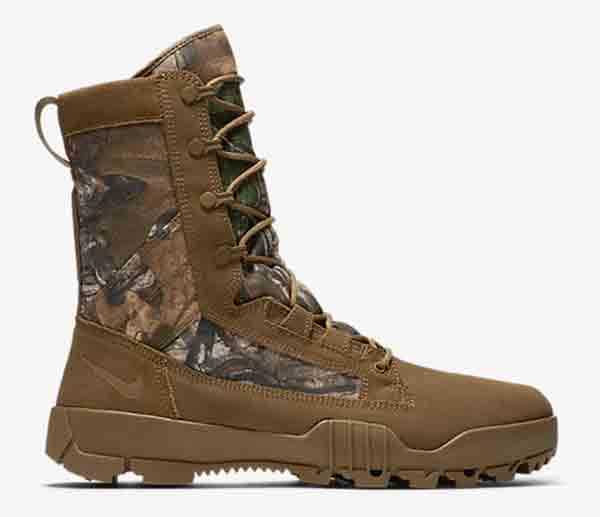 Built for the tactical athlete, the Nike SFB Jungle 8” Leather Men’s Realtree Boot, available in Realtree Xtra, boasts innovative features designed for keeping your feet dry and comfortable in wet and rugged conditions.