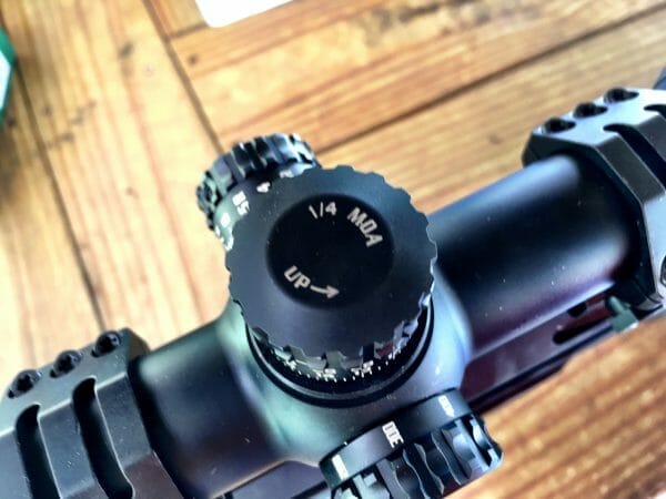 Come azzerare un ambito: Questo particolare ambito utilizza torrette bersaglio che spostano il punto di impatto di 1/4" (1/4 MOA) a 100 iarde.