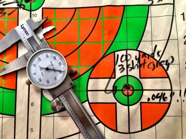  Le groupe de confirmation à 100 yards montre que ce fusil est maintenant correctement remis à zéro.