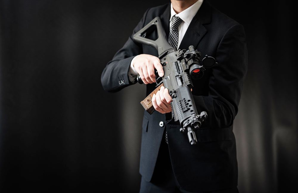 suit gun SIG 550 iStock-1315773645