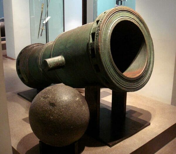 Bombard mortar and granite ball projectile. By PHGCOM - self-made, photographed at the Musee de ;Armee, CC BY-SA 3.0, 